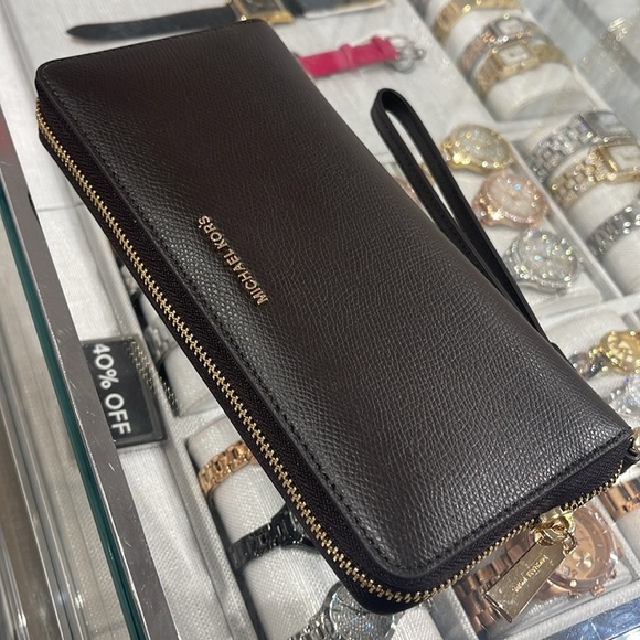 Michael Kors Handbags - Michael Kors JST Lg Leather Continental Wallet Wristlet Phone Holder
Chocolate